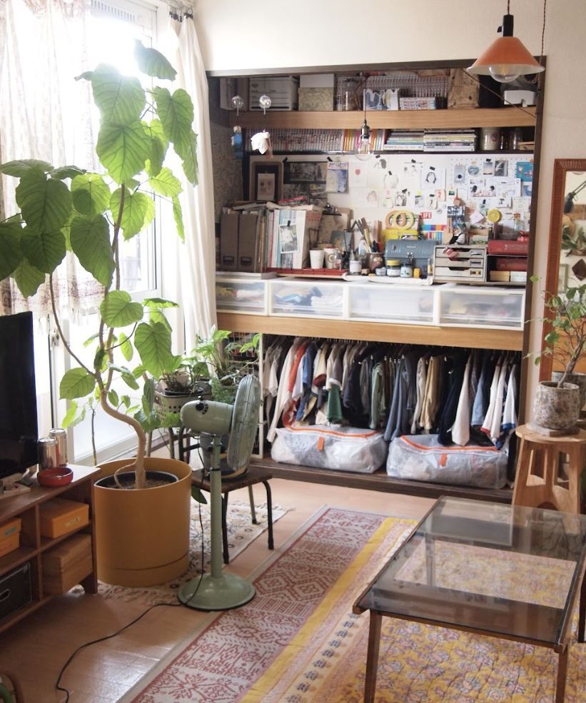 押し入れの作業台と、窓際にハンガーで掛けた子どもの服